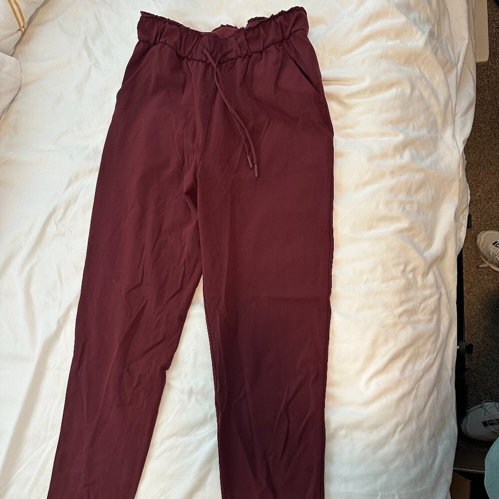 lululemon On The Fly Pant Size 6 Burgundy Tapered